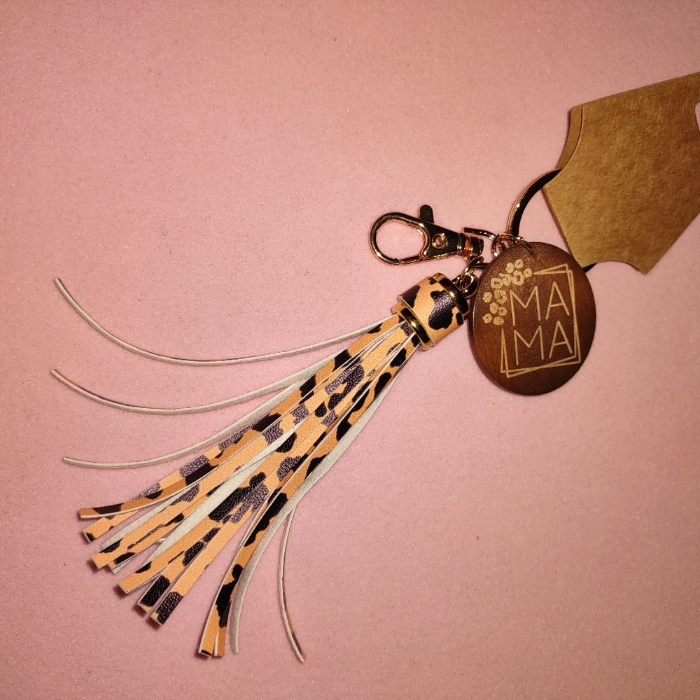 "Mama" w/ Leopard Keychain